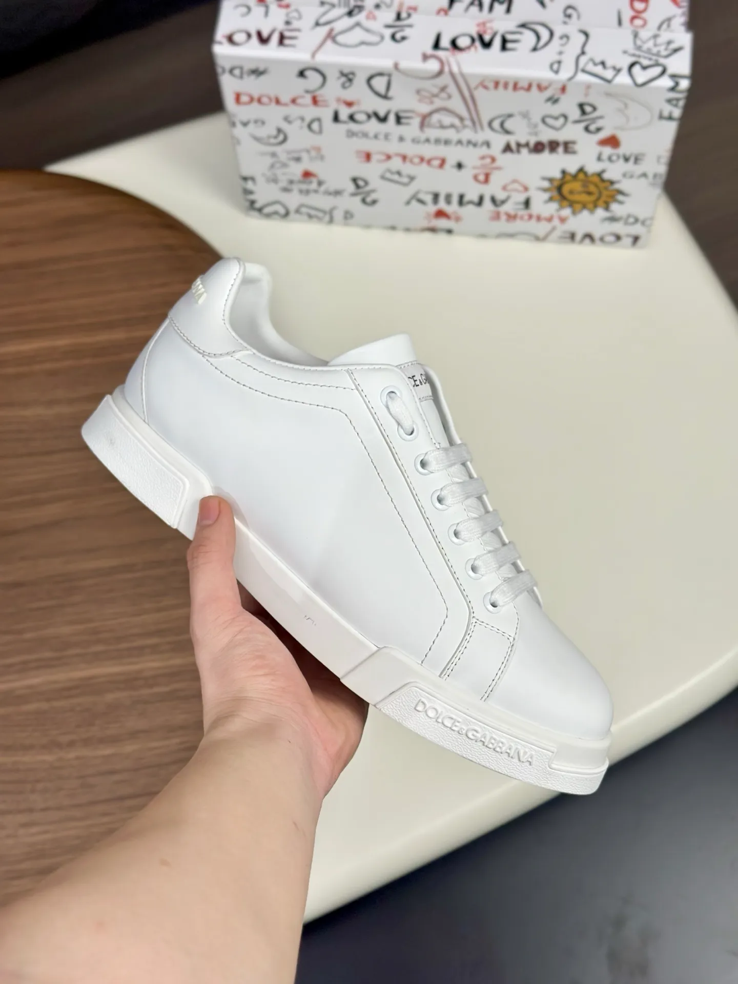 New product 💰800 DG Dolce & Gabbana men's shoes 💰ortofino calfskin sneakers ♞size; 39~44 (customized 38.45.46) Iconic men's shoes 💰ortofino series of sneakers, classic and timeless style, now presented with fashionable details. The calfskin engraved DG logo is a subtle finishing touch. Men's shoes💰ortofino calfskin sneakers: